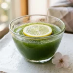 Gelatina japonesa para bajar de peso con agar-agar y matcha en vaso de cerámica blanca