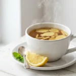 infusión para adelgazar de té verde con jengibre y limón en taza blanca